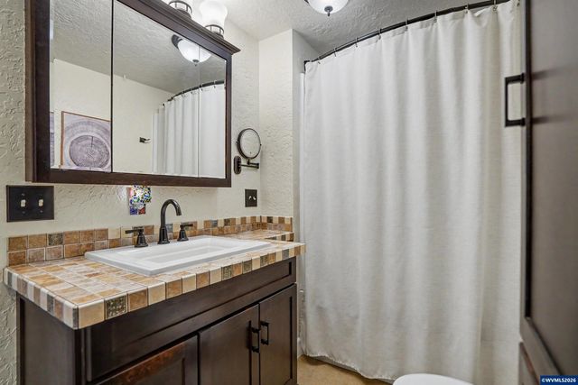 307 Adams Av, Silverton, OR 97381