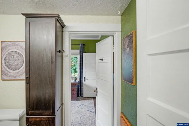 307 Adams Av, Silverton, OR 97381