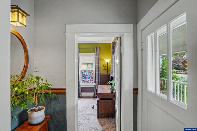 307 Adams Av, Silverton, OR 97381
