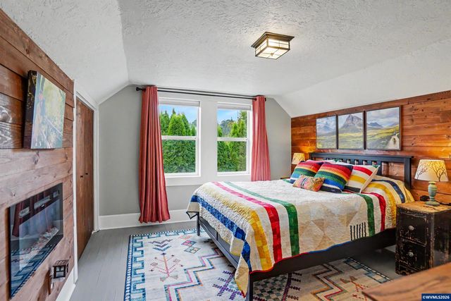 307 Adams Av, Silverton, OR 97381