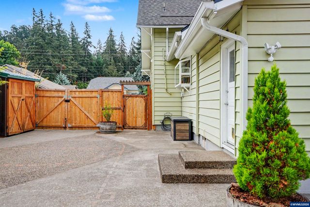 307 Adams Av, Silverton, OR 97381