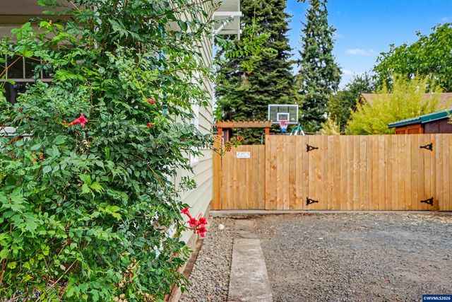 307 Adams Av, Silverton, OR 97381