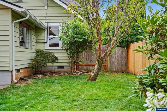 307 Adams Av, Silverton, OR 97381