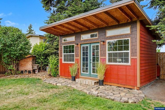 307 Adams Av, Silverton, OR 97381