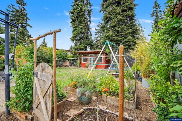 307 Adams Av, Silverton, OR 97381