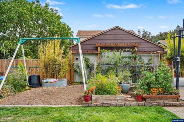 307 Adams Av, Silverton, OR 97381