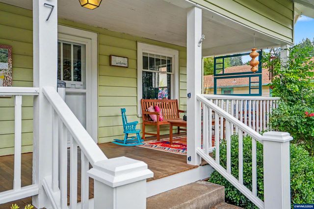 307 Adams Av, Silverton, OR 97381