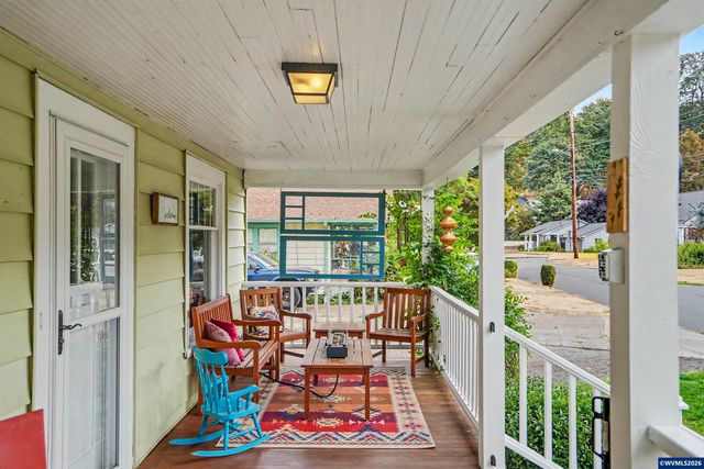 307 Adams Av, Silverton, OR 97381