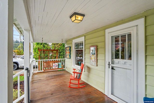 307 Adams Av, Silverton, OR 97381