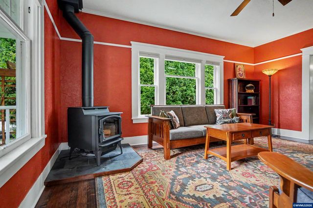307 Adams Av, Silverton, OR 97381