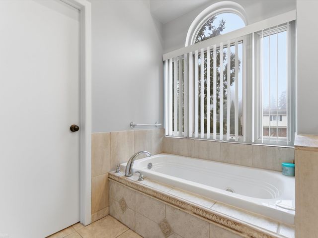 2923 Ravenglass Road, Waterford Twp, MI 48329