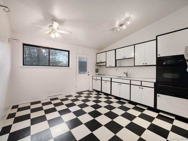 6 Pennington Way, Spring Valley, NY 10977