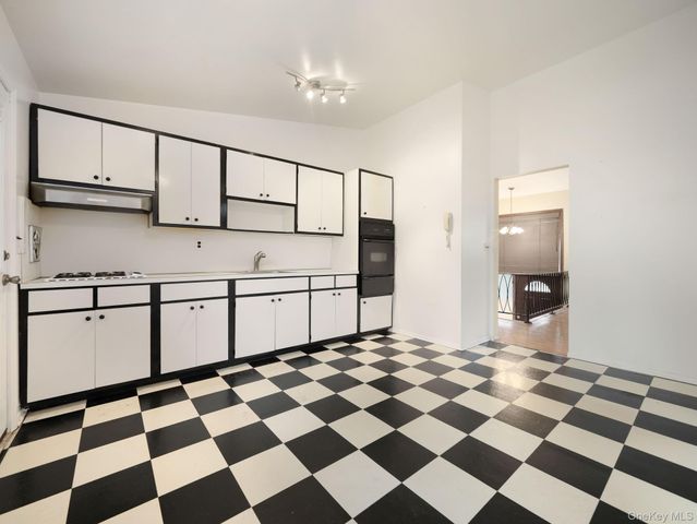 6 Pennington Way, Spring Valley, NY 10977