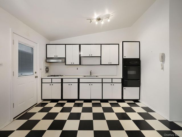 6 Pennington Way, Spring Valley, NY 10977