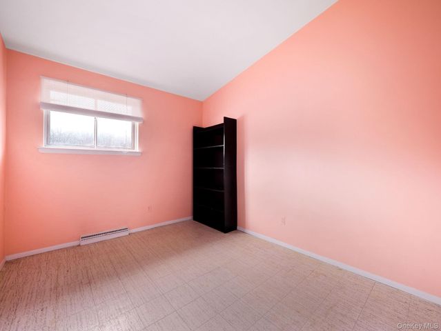 6 Pennington Way, Spring Valley, NY 10977