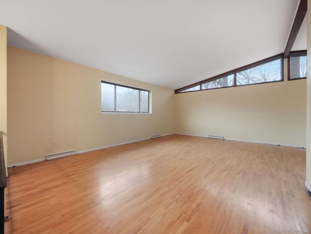 6 Pennington Way, Spring Valley, NY 10977