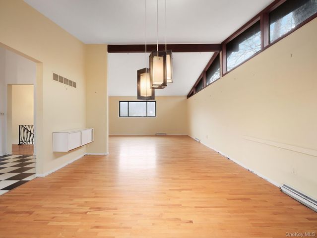 6 Pennington Way, Spring Valley, NY 10977