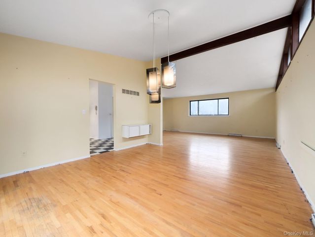 6 Pennington Way, Spring Valley, NY 10977