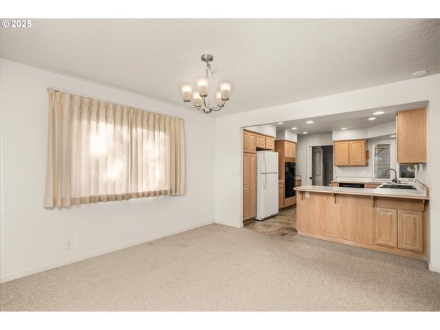 370 MAGNOLIA Dr, Creswell, OR 97426