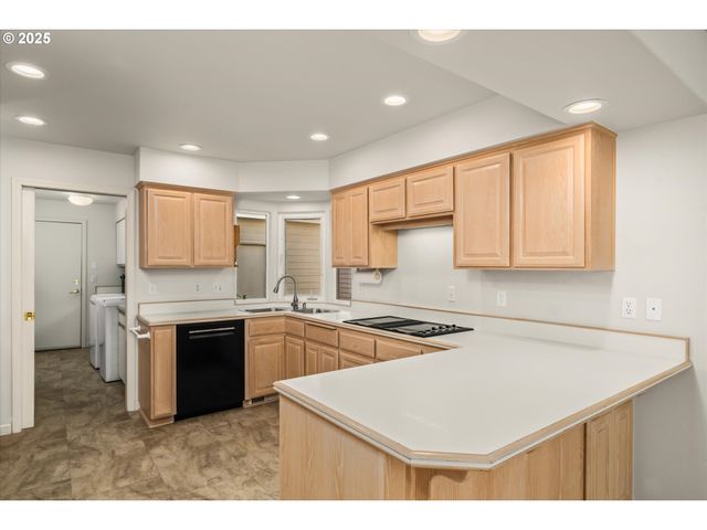 370 MAGNOLIA Dr, Creswell, OR 97426