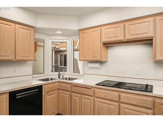 370 MAGNOLIA Dr, Creswell, OR 97426