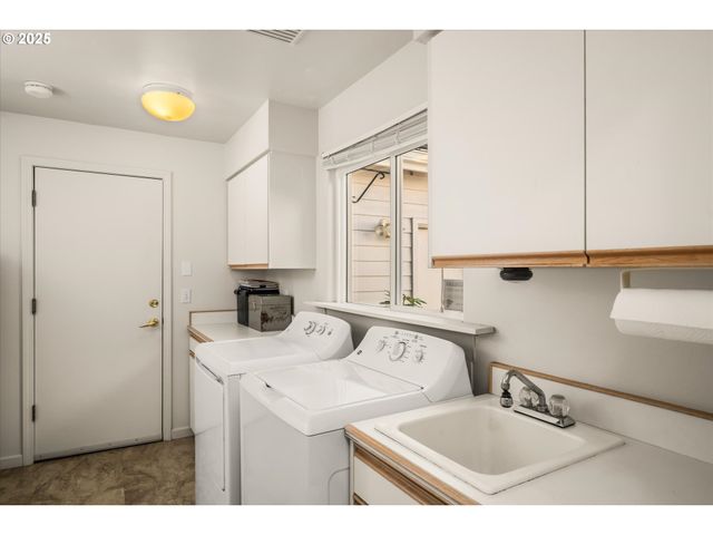 370 MAGNOLIA Dr, Creswell, OR 97426