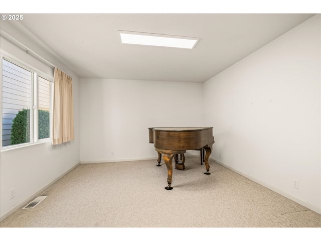 370 MAGNOLIA Dr, Creswell, OR 97426