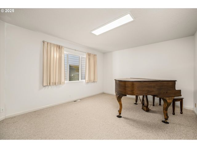 370 MAGNOLIA Dr, Creswell, OR 97426