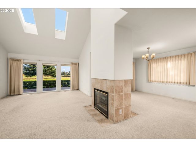 370 MAGNOLIA Dr, Creswell, OR 97426