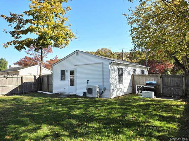 42 Oak Drive, Riverhead, NY 11901