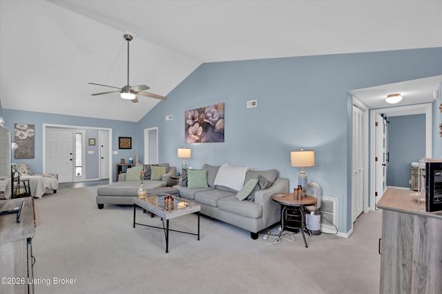 8018 Cloudcroft Ln, Louisville, KY 40220