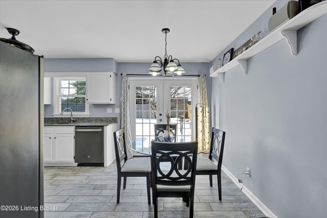 8018 Cloudcroft Ln, Louisville, KY 40220