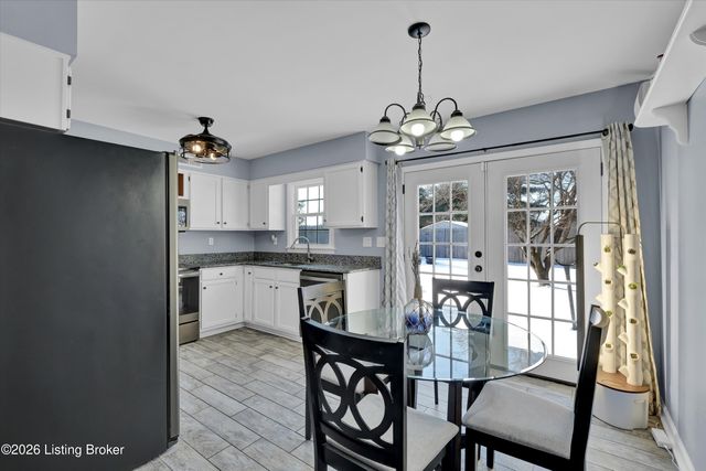 8018 Cloudcroft Ln, Louisville, KY 40220