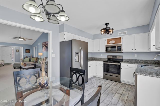 8018 Cloudcroft Ln, Louisville, KY 40220