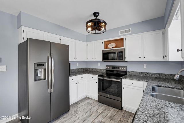 8018 Cloudcroft Ln, Louisville, KY 40220