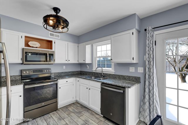 8018 Cloudcroft Ln, Louisville, KY 40220