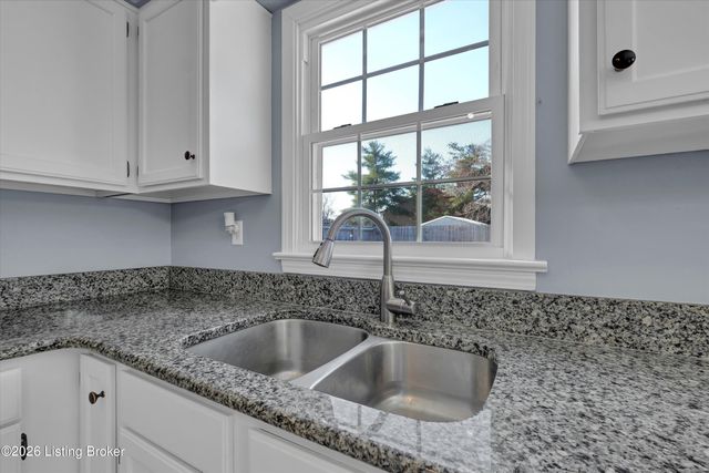 8018 Cloudcroft Ln, Louisville, KY 40220