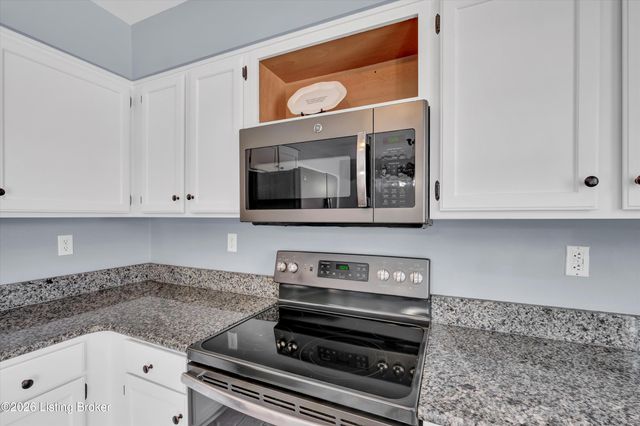 8018 Cloudcroft Ln, Louisville, KY 40220