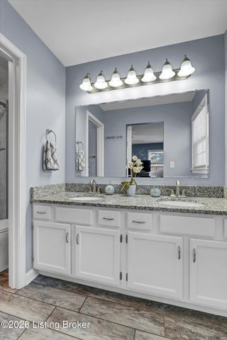 8018 Cloudcroft Ln, Louisville, KY 40220