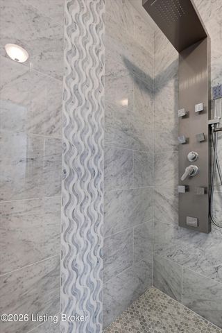 8018 Cloudcroft Ln, Louisville, KY 40220