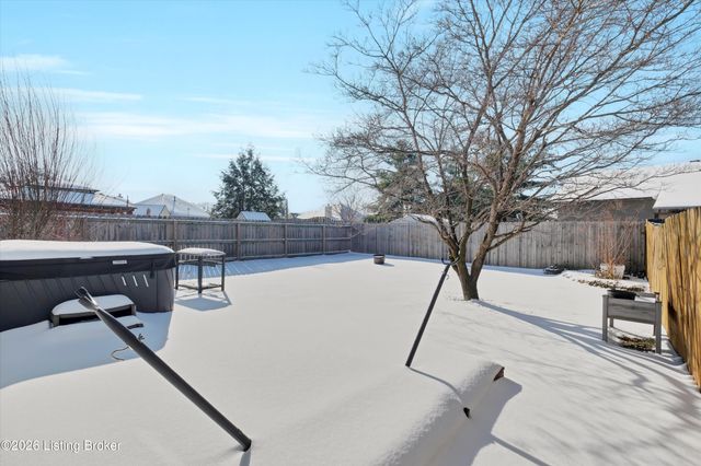 8018 Cloudcroft Ln, Louisville, KY 40220