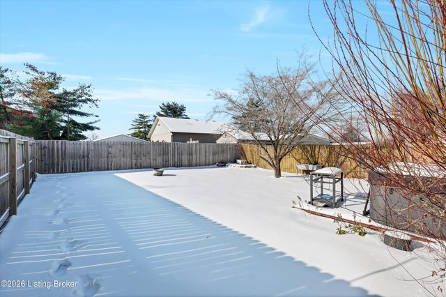 8018 Cloudcroft Ln, Louisville, KY 40220