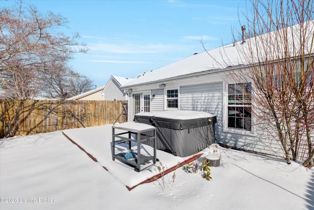 8018 Cloudcroft Ln, Louisville, KY 40220