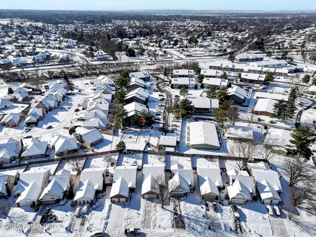 8018 Cloudcroft Ln, Louisville, KY 40220