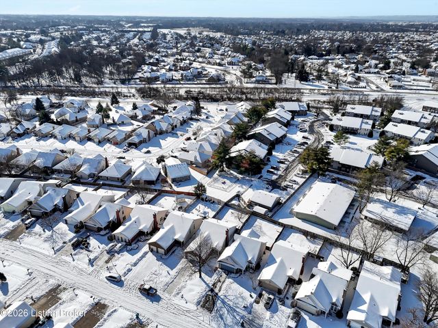 8018 Cloudcroft Ln, Louisville, KY 40220