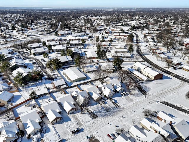 8018 Cloudcroft Ln, Louisville, KY 40220