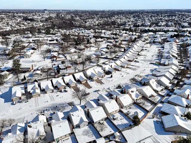 8018 Cloudcroft Ln, Louisville, KY 40220