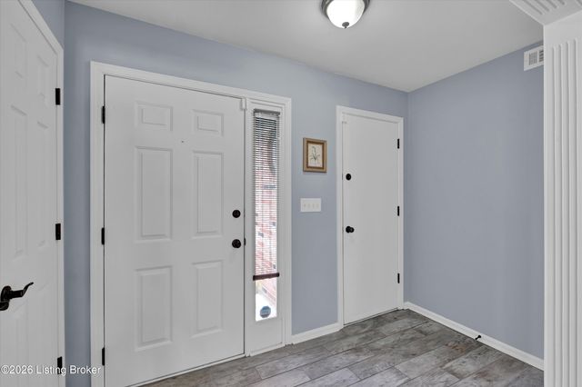 8018 Cloudcroft Ln, Louisville, KY 40220