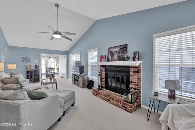 8018 Cloudcroft Ln, Louisville, KY 40220