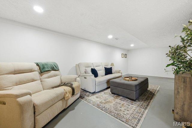 5332 Ville Angela Lane, Hazelwood, MO 63042